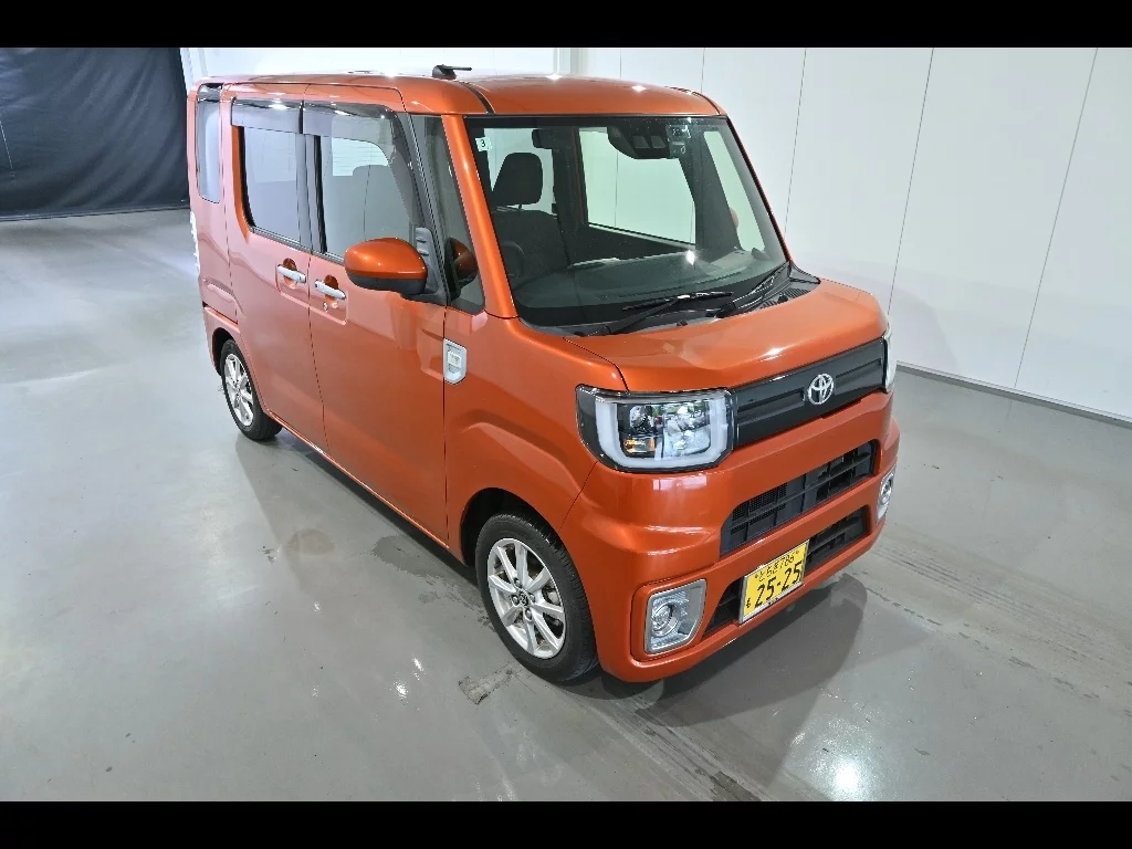 Toyota Pixis Mega LA700A 2022